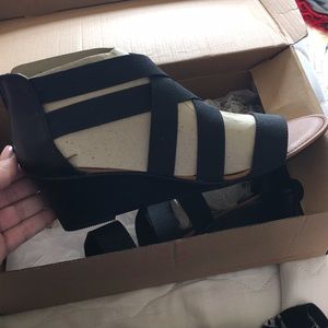 EuroSoft low heel strappy sandal size 11 black